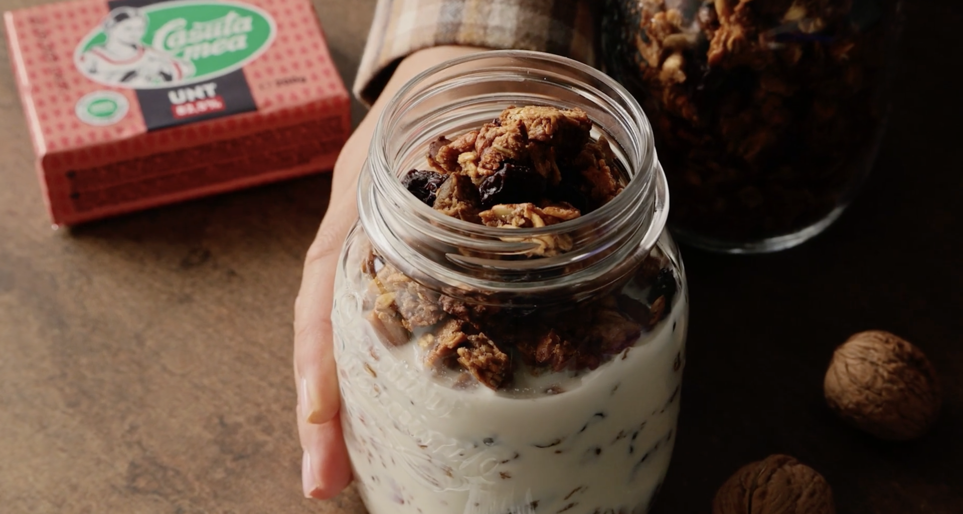 Granola cu piure de mere, nuci și mirodenii